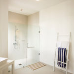 Frameless shower screen