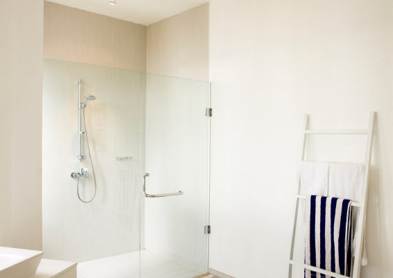 Frameless shower screen