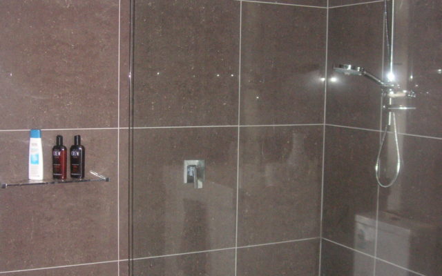 Frameless shower screen by Dynamic Glass Melbourne